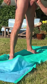 Pissen mit großen möpsen ehefrau, cockold mann.