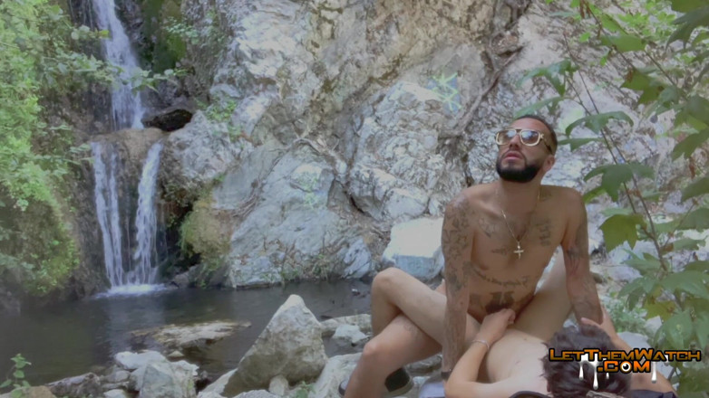 Let them watch: Tatuado Gay Papai Fode Twink Público Caminhadas Em Cachoeira Fodendo...