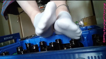 Carmen_Nylonjunge: Bílé tenisky ponožky pod stolem