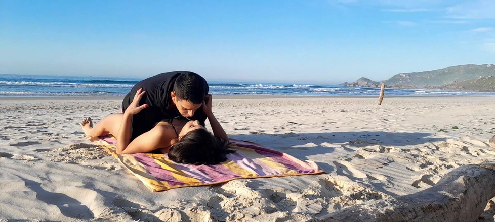 Couplebeach1: Sahilde yakalanan çift