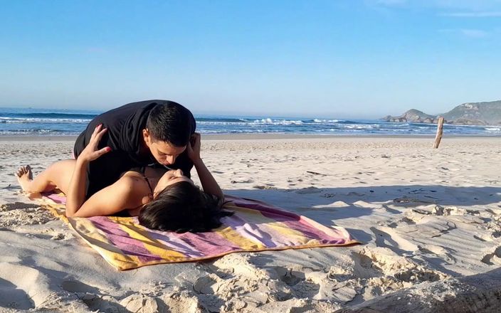 Couplebeach1: Coppia beccata in spiaggia