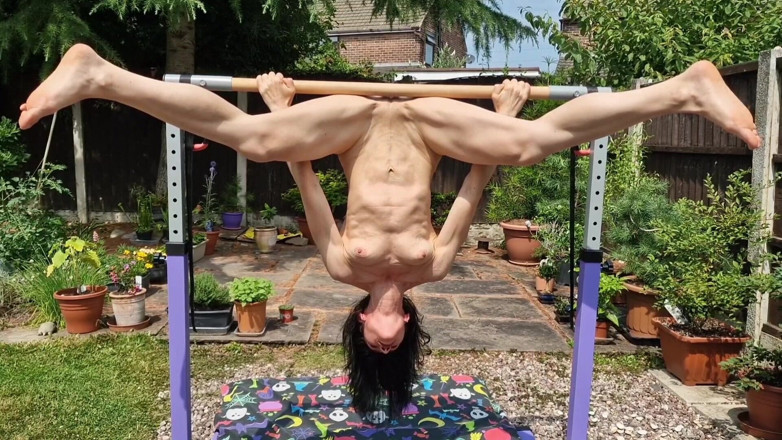 Nicky Brill: Yoga telanjang dan eksposur luar ruangan.