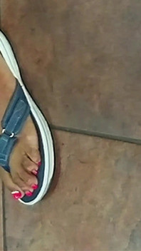 Los pies apestosas calientes y las uñas largas después del trabajo de la enfermera Jasmine Doe después del trabajo
