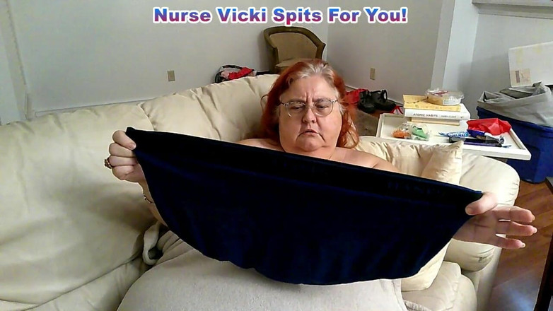 BBW nurse Vicki adventures with friends: ¡La enfermera Vicki finge escupirte!