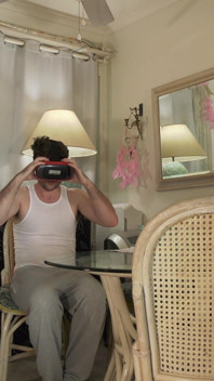 Figliastro fa sesso mentre guarda il porno di realtà virtuale