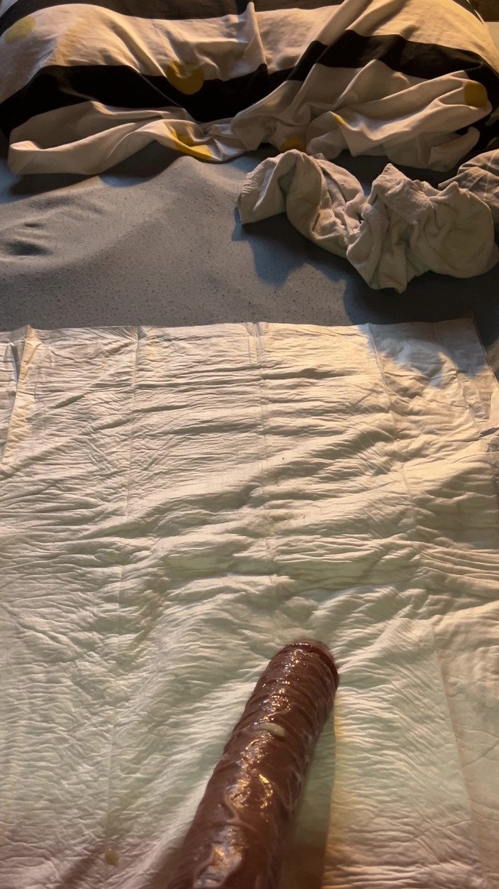 Almaviva: दादाजी के भूरे डिल्डो के साथ स्वादिष्ट गांड चुदाई