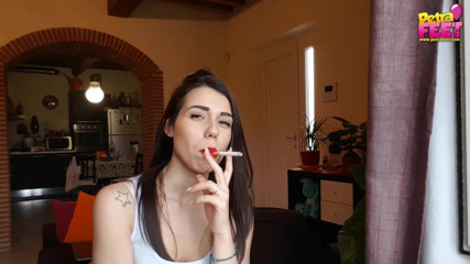 Smokin Fetish: La seductora italiana Petra ama los cigarros
