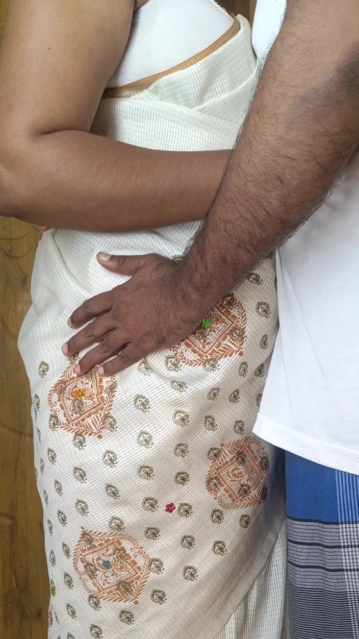 Pushpa studio: Mătușă infidelă Mallu cu romantism fierbinte lins de sâni video...