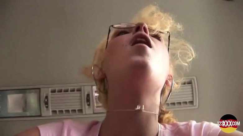 123XXX - Fucked Amateurs in Germany!: 차에서 자지를 기쁘게 하는 금발