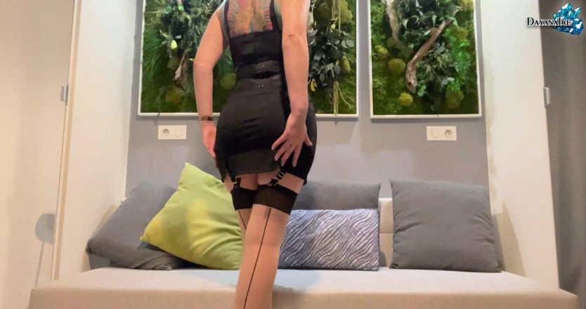 Dayana Ice: Carina bionda con passione si masturba la vagina bagnata in...