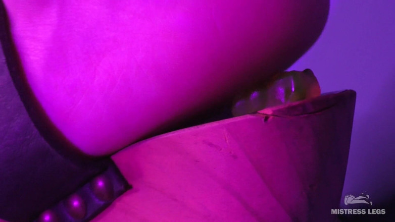 Mistress Legs: Paní si vymačká marmaládu svým sexy měkkým podpatkem