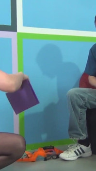 Gagici uimitoare care masturbează și suge pula unui tip