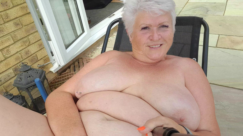 Uk Joolz: 裸の庭の遊び時間