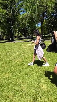 Duas putas australianas pegas e fodidas no banheiro