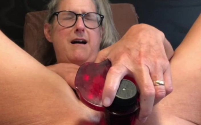 Squirting Senior: Femme mature, gros plan, masturbation avec un gros jouet