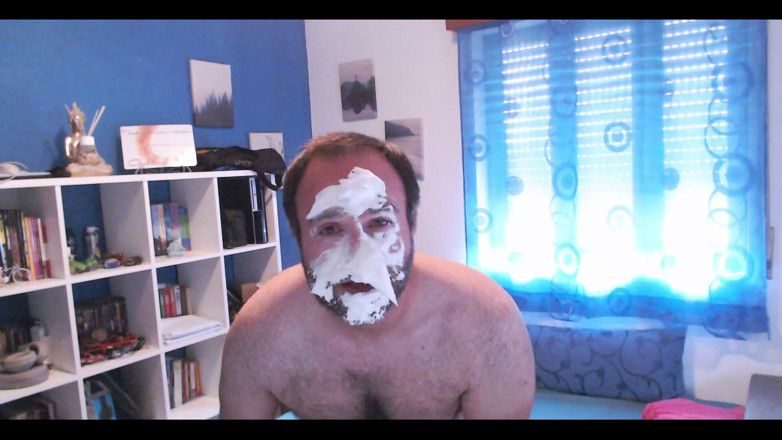 RAvingr4d4: Hloupé video, holení a holení pěnový koláč na obličej