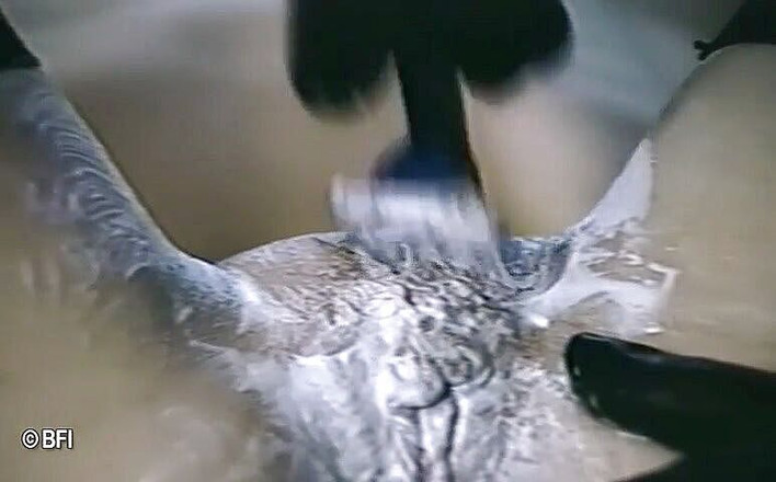 Hardcore slave sex: Pembantu rumah nakal jalang dipergunakan untuk permainan nakal