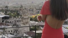 Monika Fox: Hermosa Monika Fox en traje rojo en montañas de Capadocia