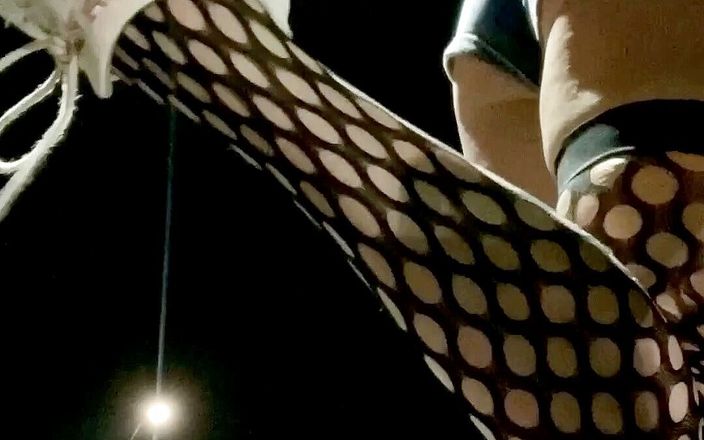 Cindie Love: 性感的屁股紧身牛仔裤和渔网在户外展示热辣娘娘腔 ts