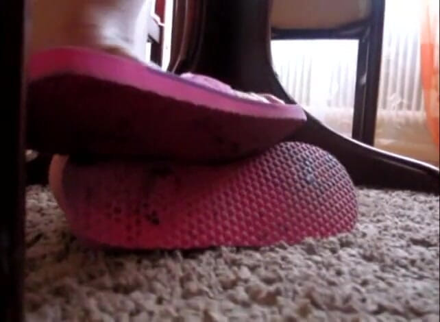 Foot Girls: Piedi a penzoloni sotto il tavolo