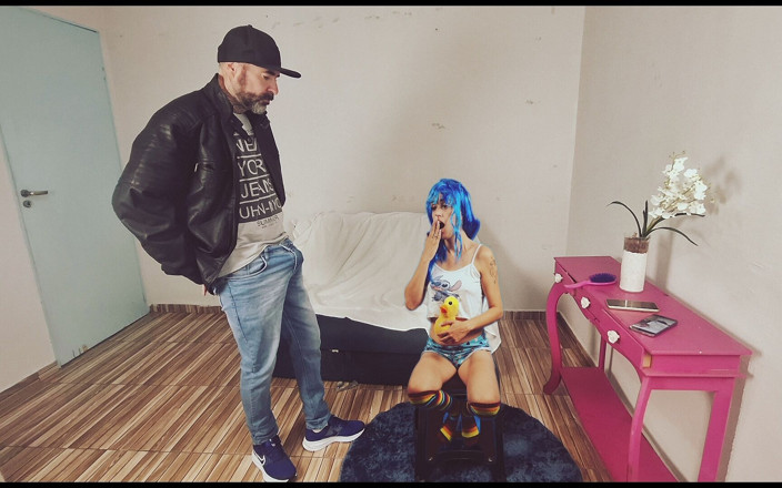 FannySquirting: Üvey Babam Saçımı Taradığımda Bana Her Yaklaşıyor!