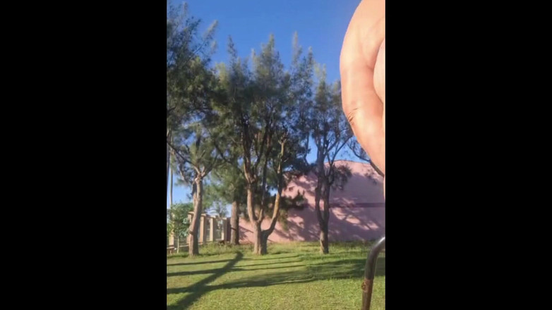 Priscila: Stiefmutter in einem Bikini im Garten des Hauses macht ein...