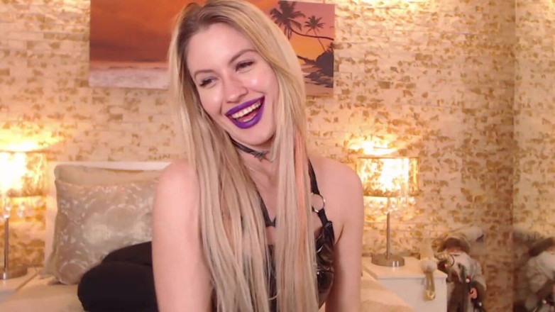 Erotic Tanya: Sniffing in pantyhose – part 2