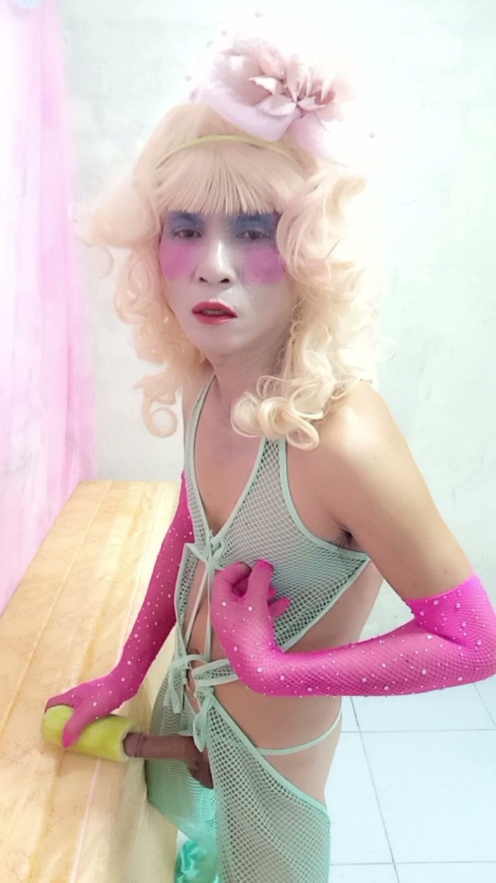 nguyen dang thien tri: Oanh Le Transgender Memakai Pakaian Seksi Lucah Bermain Dengan Tin...