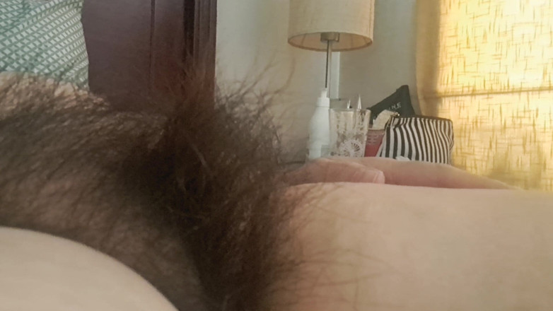 Mommy big hairy pussy: Dospělá chlupatá a mokrá kundička