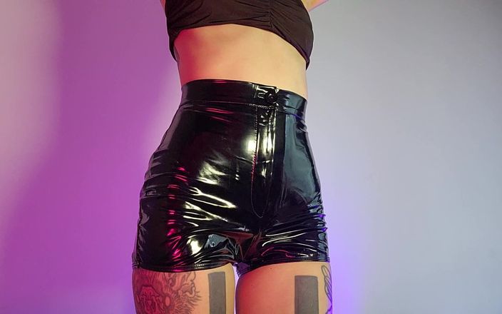 TattoedGirl666: लेटेक्स शॉर्ट्स