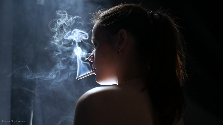Russian Smokers: สาวสีผมบรูเน็ตเปลือยกายสูบบุหรี่ในละคร