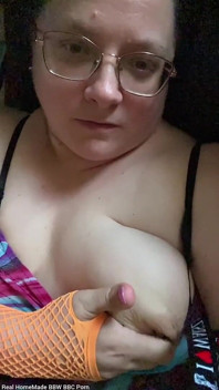 Provocando esfregando apertando meus peitos torcendo meus mamilos