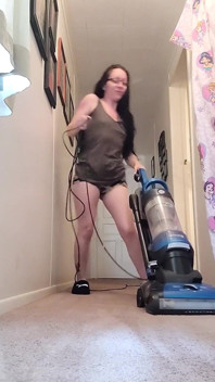 Qui n’aime pas être ignoré en regardant une MILF sexy nettoyer et danser