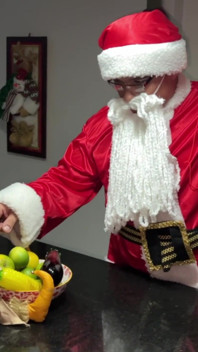 Santa nggak Cuma Jilat Susu dan Kue Natal Ini