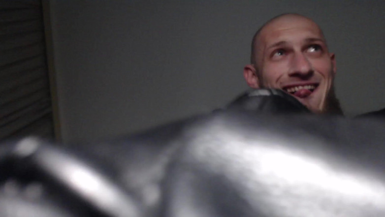 Hunky time: Dominujący tata w skórze