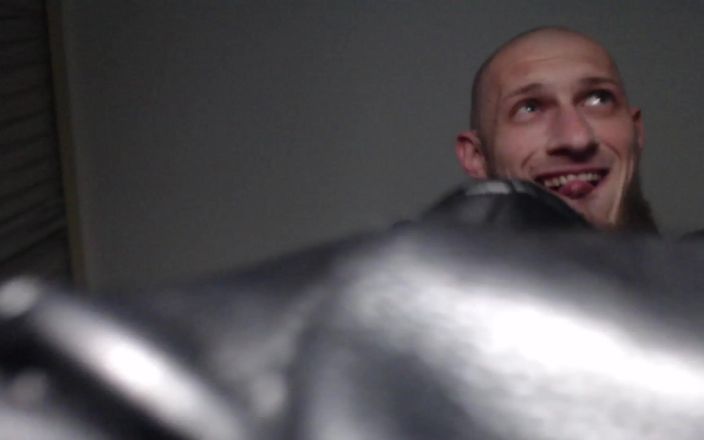 Hunky time: Tati dominant în piele