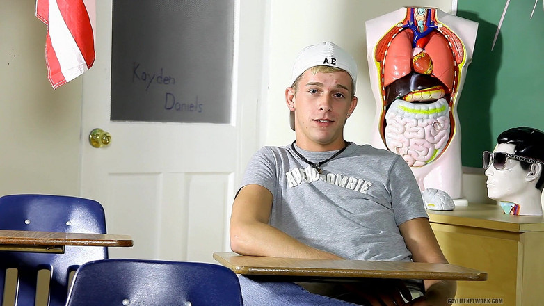Teach Twinks: Le fêtard Kayden Daniels suinte le sex-appeal