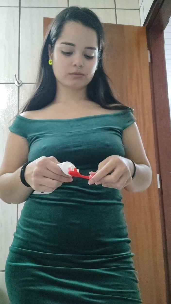 Debora Mendes: Приодетая со мной - зеленое платье и провокационный взгляд