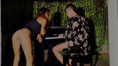 Magia Rosa: Dani mencoba memainkan lagu dengan piano