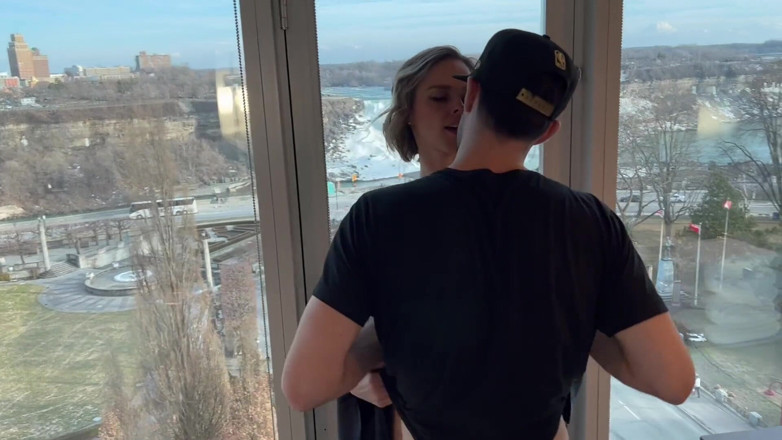 Serenity Cox: Vrouw neukt twee jongens in het raam van een hotel...