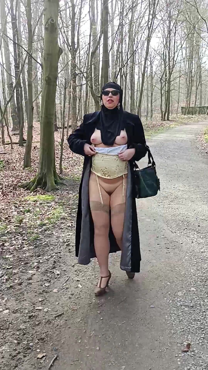 Mike Vonberg: Teman wanita Muslim saya menunjukkan kemaluannya di luar taman.