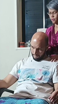 ฉันชอบเวลาที่ฉันตัดผมพี่ชายต่างแม่เพราะเขาถี่ไก่ลึกเข้าไปในฉันจนเสียว