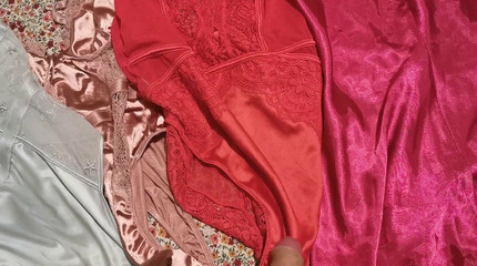 Satinv: Com op haar satijnen lingerie