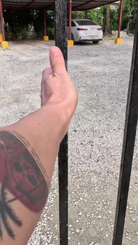 Fată neagră țâțoasă agățată la piscină și umplută de spermă