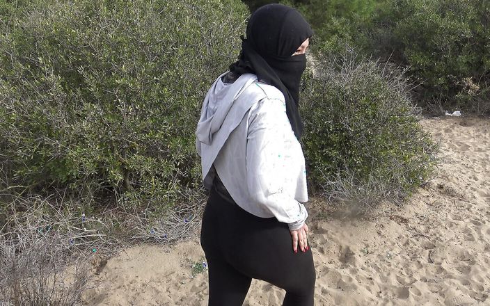 Souzan Halabi: Donna algerina mostra il suo peloso su una spiaggia a...