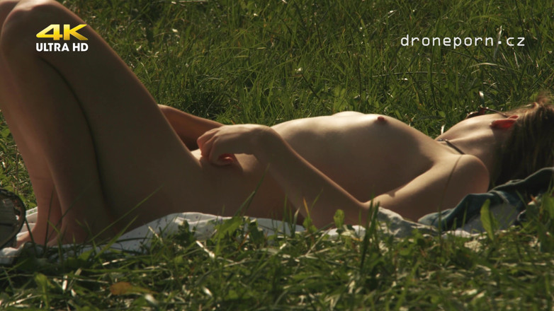 Peaches and Bananas: Kristyna se masturbando na natureza