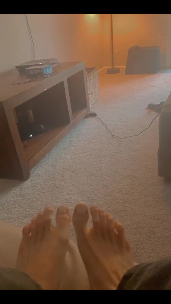 Tia Tizzianni Productions: Lily Demure ukazuje své nohy a prsty na nohou