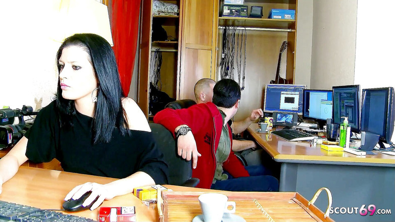 Full porn collection: La segretaria Lana viene scopata in ufficio dai suoi colleghi...