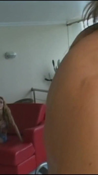 Deslumbrantes belezas recebendo bundas marteladas em orgia