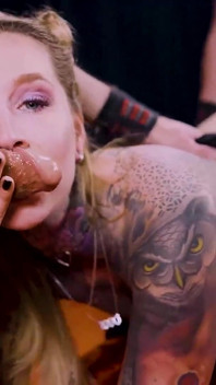 Ggg John Thompson - une femme tatouée au corps parfait chez GGG pour la première fois